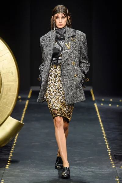Look 16